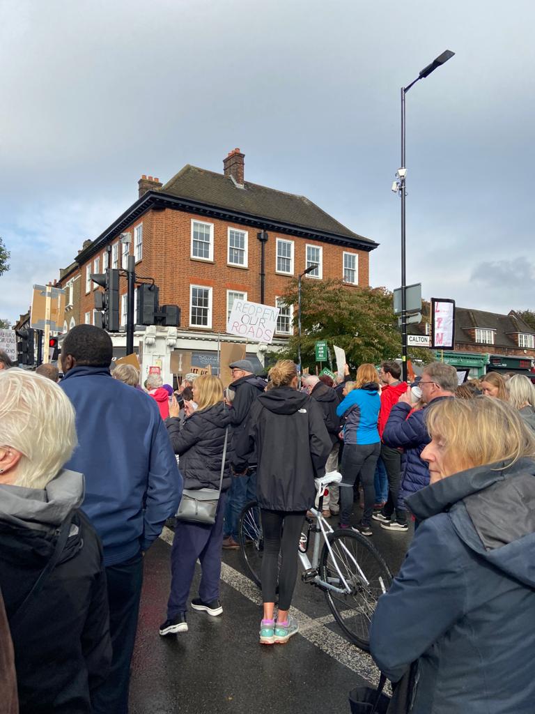 Incredible scenes at the protest today! What a turnout! Hearing stories from people who've been terribly affected by the LTNs has made us feel even more determined to make sure Southwark listens. #cleanairforall