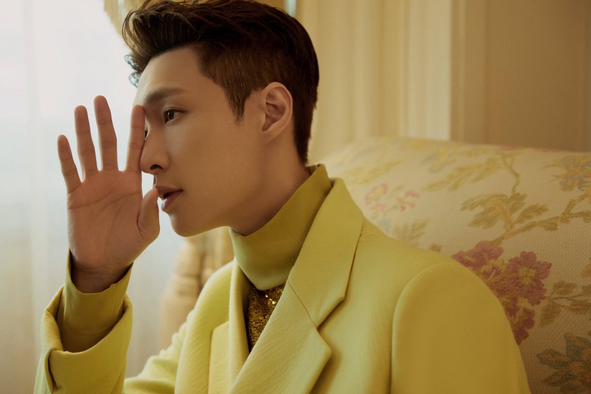 hourlyEXO's tweet photo. #YIXING Update from @lay_studio weibo

@layzhang @weareoneEXO #LAY
[1/3] https://t.co/zRye2u79Rr