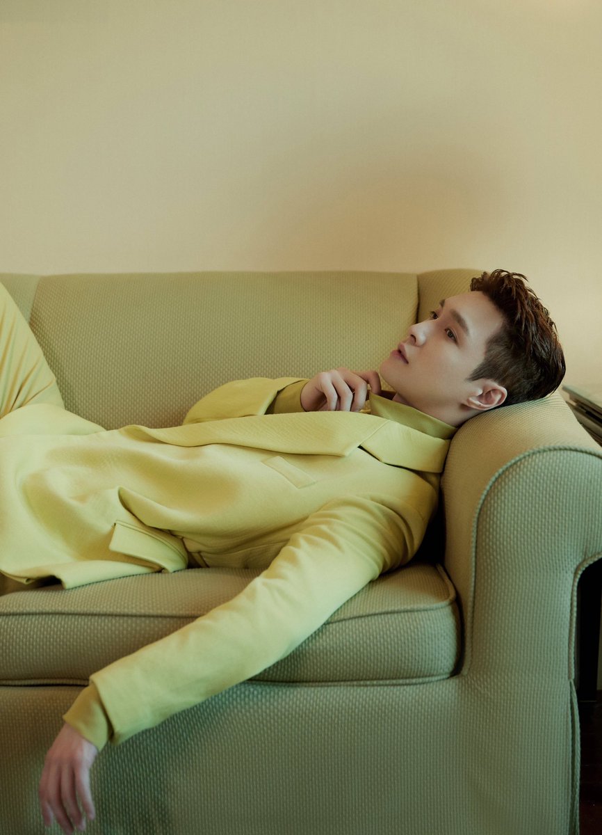 hourlyEXO's tweet photo. #YIXING Update from @lay_studio weibo

@layzhang @weareoneEXO #LAY
[1/3] https://t.co/zRye2u79Rr