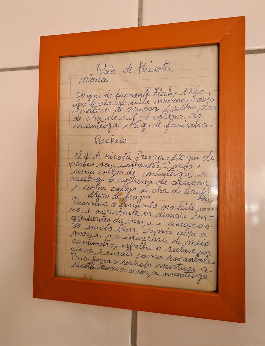 minha mãe encontrou a receita de pão de ricota da minha vó, escrita à mão por ela, que só estudou o primário. é uma receita tradicional de família, que minha mãe faz todo natal. agora está na parede da minha cozinha, pra me lembrar que comida é afeto, sempre.