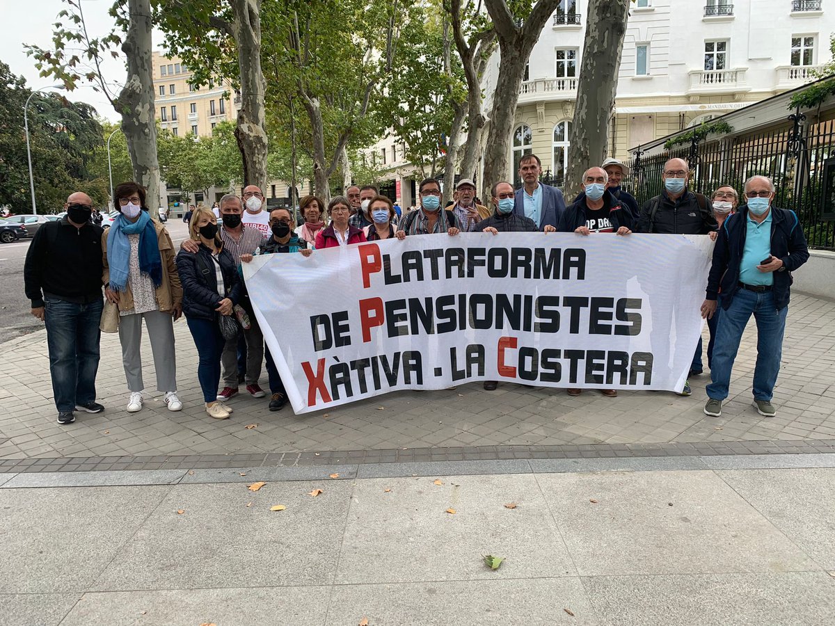 XativaUnida's tweet photo. La plataforma dels pensionistes de Xàtiva ha estat hui a Madrid en defensa de les nostres pensions. Repetim… les nostres pensions! Perquè ells ja les tenen assegurades, són un gran exemple i es mereixen un fort aplaudiment i tot el nostre suport. Moltes gràcies! https://t.co/OE7L5xkM33