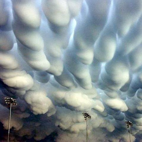 😮Bir kasırgadan sonra Nebraska'da görüntülenen Mammatus Bulutları.