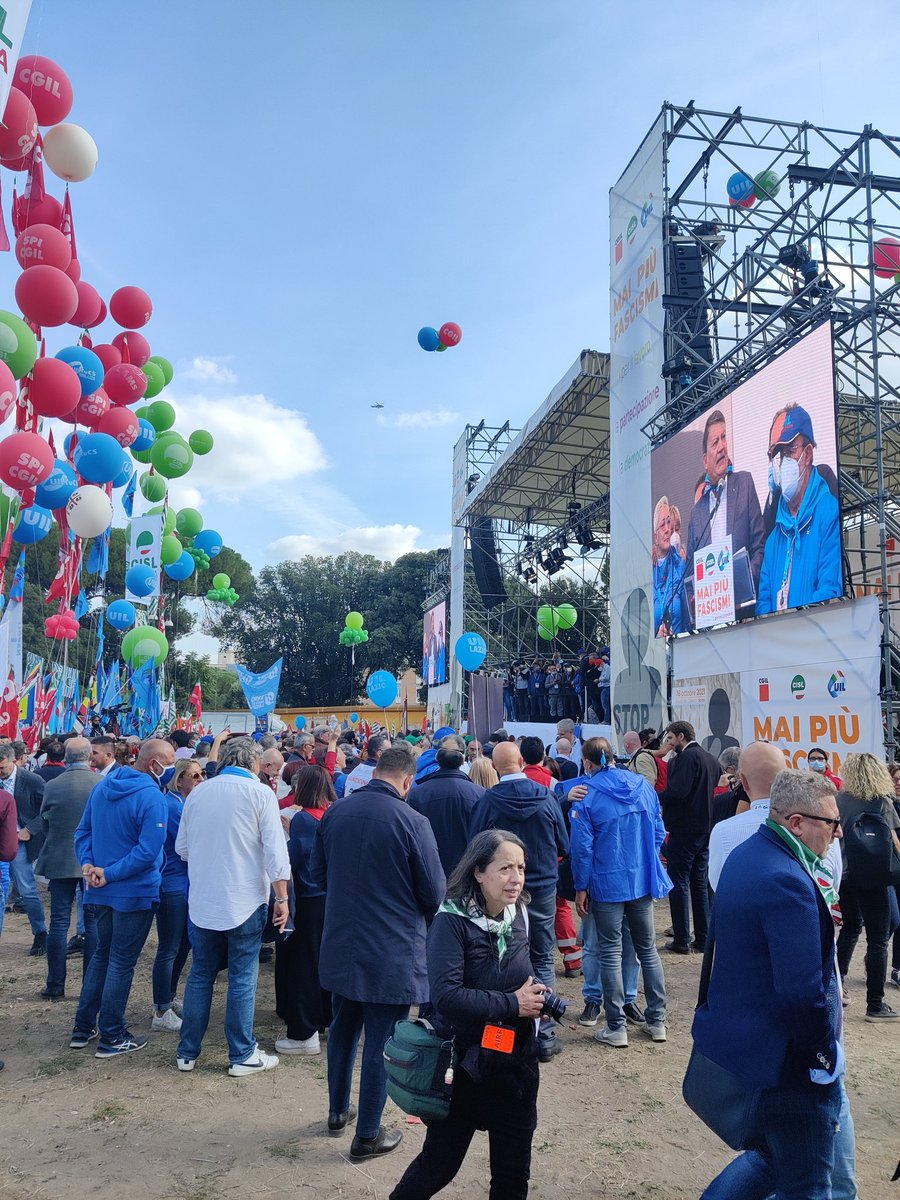 Tens of thousands of people raising their voice against extremism in Rome and Brussels!
With <a href="/eduint/">Education International</a> <a href="/FLCCGIL/">FLC CGIL nazionale</a> <a href="/UILofficial/">Uil Nazionale</a> we were there as well. 
Never again fascism!