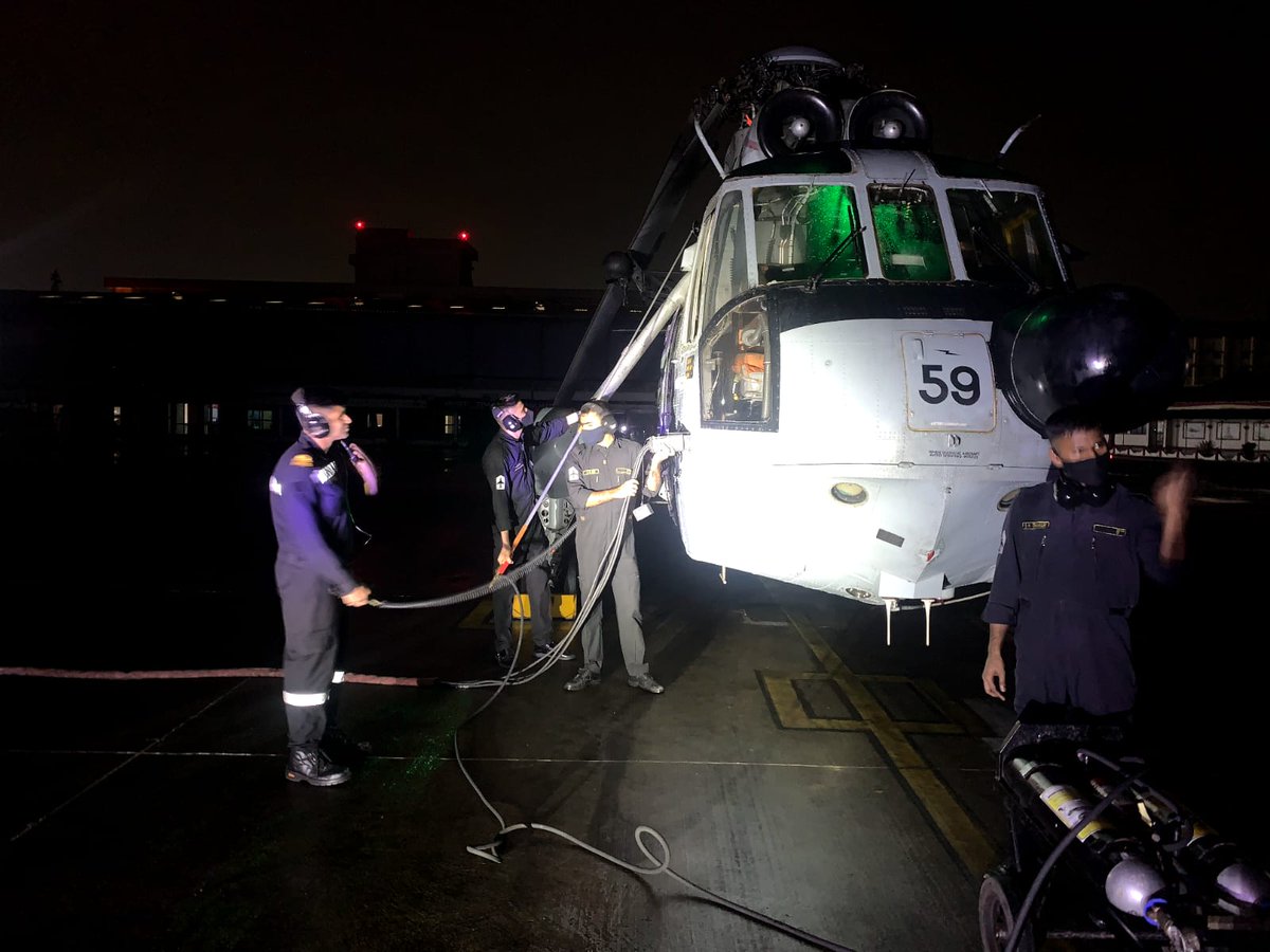 DefencePROkochi's tweet photo. #HarKaamDeshKeNaam
#Helicopters standby for launch at #INSGaruda, under #HQSNC, #Kochi.
#SAR severely restricted view prevailing bad weather at Air Station, Enroute and at rescue site.
#KeralaRains 
@indiannavy 
@SpokespersonMoD 
@CMOKerala 
@rajnathsingh 
@PMOIndia https://t.co/2xWFAXBaX1