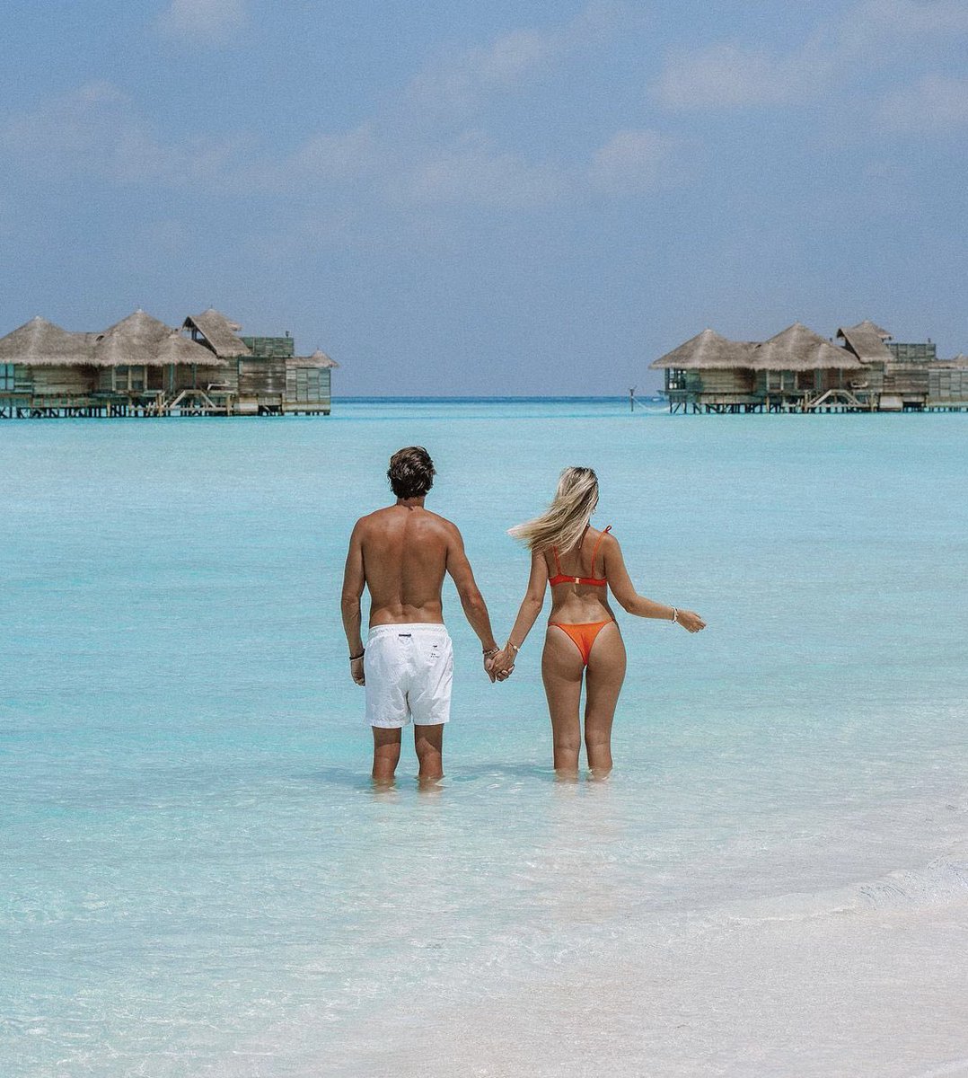 AmphiWater's tweet image. Man, oh man, you're my best friend
I scream it to the nothingness
There ain't nothing that I need…Home is wherever I’m with you
💙 🖤