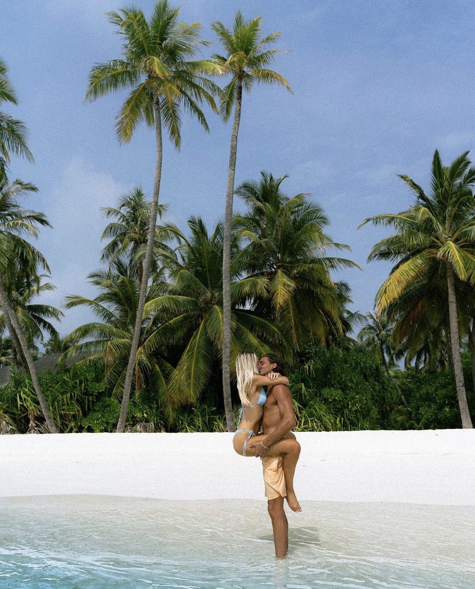 AmphiWater's tweet image. Man, oh man, you're my best friend
I scream it to the nothingness
There ain't nothing that I need…Home is wherever I’m with you
💙 🖤