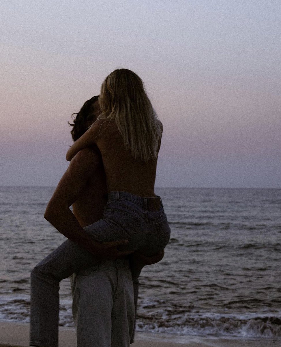 AmphiWater's tweet image. Man, oh man, you're my best friend
I scream it to the nothingness
There ain't nothing that I need…Home is wherever I’m with you
💙 🖤