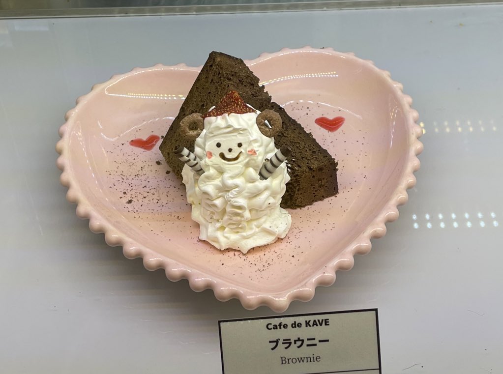 1Memory0614's tweet photo. KAVEが今月で閉店とTwitter情報で
聞いてチングと行ってきた…
ほんとかな😭
特にお店から発表ないし…
カップのシールかわいい😊
かわいいスィーツあったよ💜
一瞬 RJ💜かと…w
でもジェジュンを日本で
感じられなくなる場所が
無くなるのは寂しいな🥺
#kavecafe https://t.co/QrPZ8LpKyM