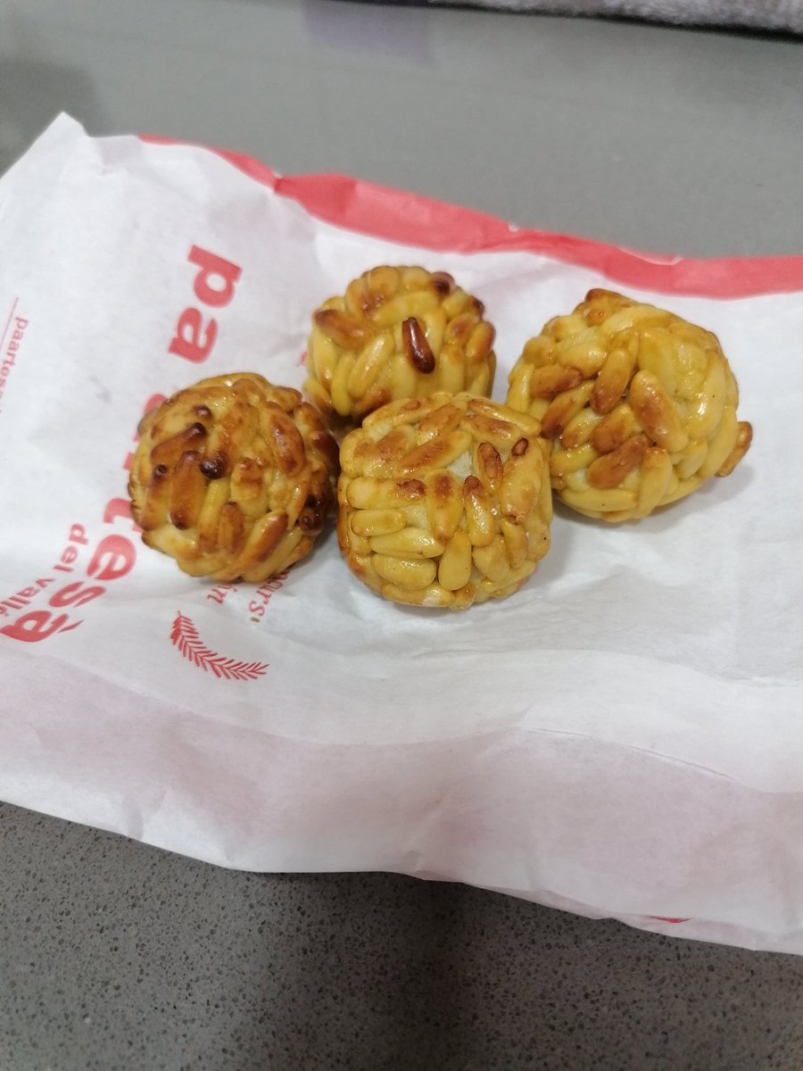 Cofidís m'ha concedit el crèdit. Crec que en comptes de mossegar-lo, el lleparé fins que es desfaci. Ja els hi he dit als nens que aquest any s'han avançat els reis... 😂