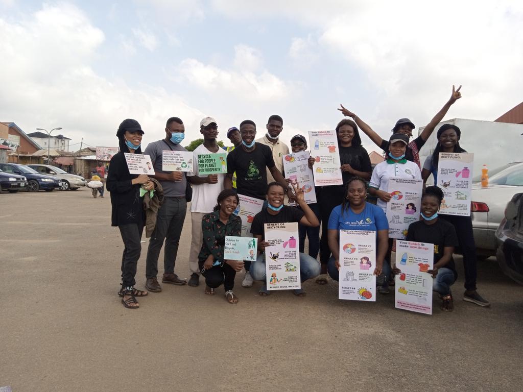 EcoBarter's tweet photo. We have the best, most dedicated network of volunteers and partners π
#humansofEcobarter @SustyVibes @GreenWithGrin and an excellent volunteer manager @Hayzeewendy
Thank you also to @recyclepoints for the support.
#LetsGetRecycling Karu https://t.co/VHcrzs1wWJ