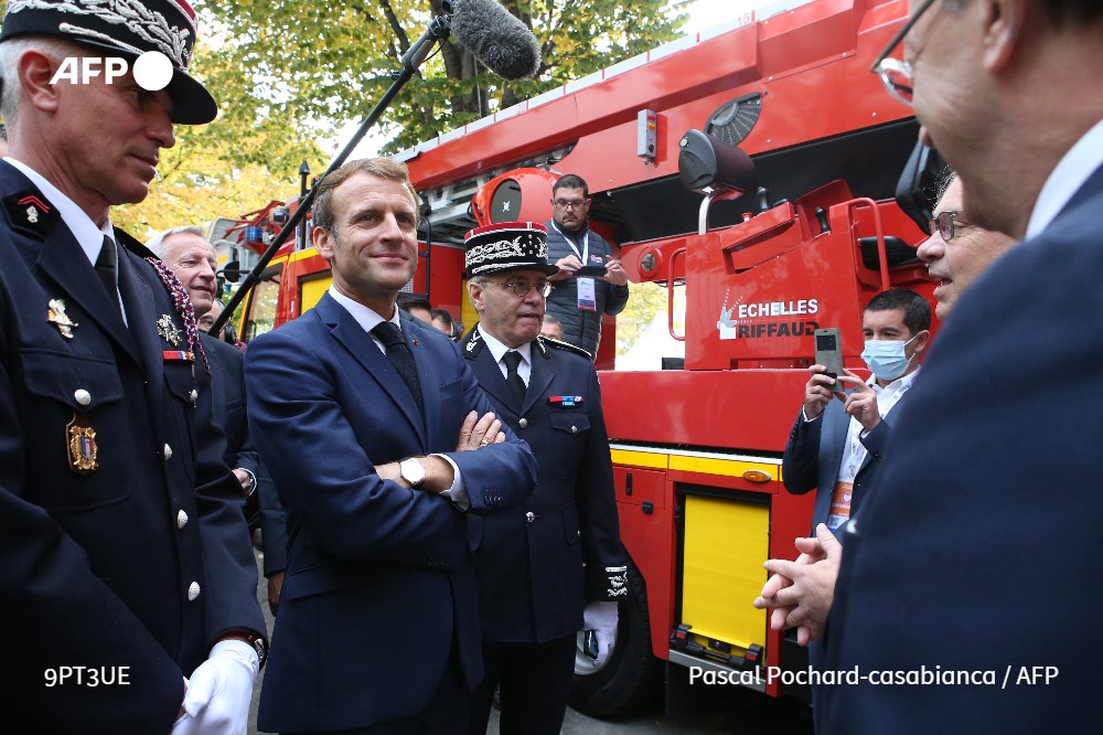 afpfr's tweet photo. Une plateforme unique rassemblant tous les appels aux numéros d'urgence (15, 17 et 18) sera expérimentée dès 2022, pendant deux ans, à l'échelle d'une région élargie, a annoncé samedi Emmanuel Macron au Congrès national des sapeurs-pompiers à Marseille #AFP https://t.co/M28gvw8KYz