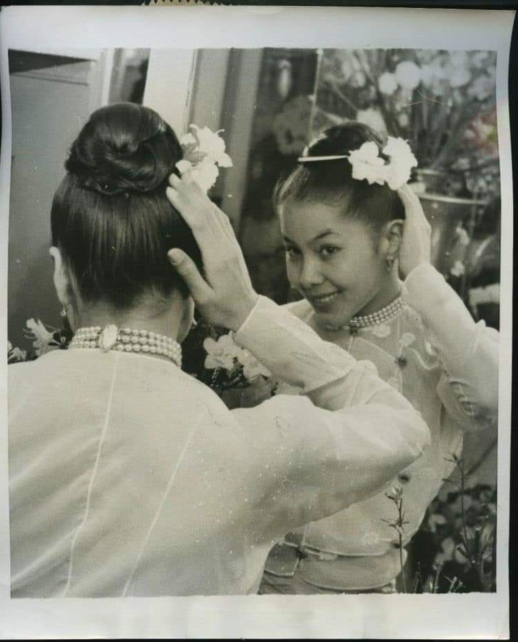 ThinzarNyunt146's tweet photo. The picture on the left is a photo of Myanmar actress Win Min Than. Win Min Than is a Burmese actress. She is best known for her role in the 1954 Hollywood film The Purple Plain.
The picture on the right is a copy of Burmese culture and claims to be theirs
shame on you Thailand🇹🇭 https://t.co/HzezFGN4G2