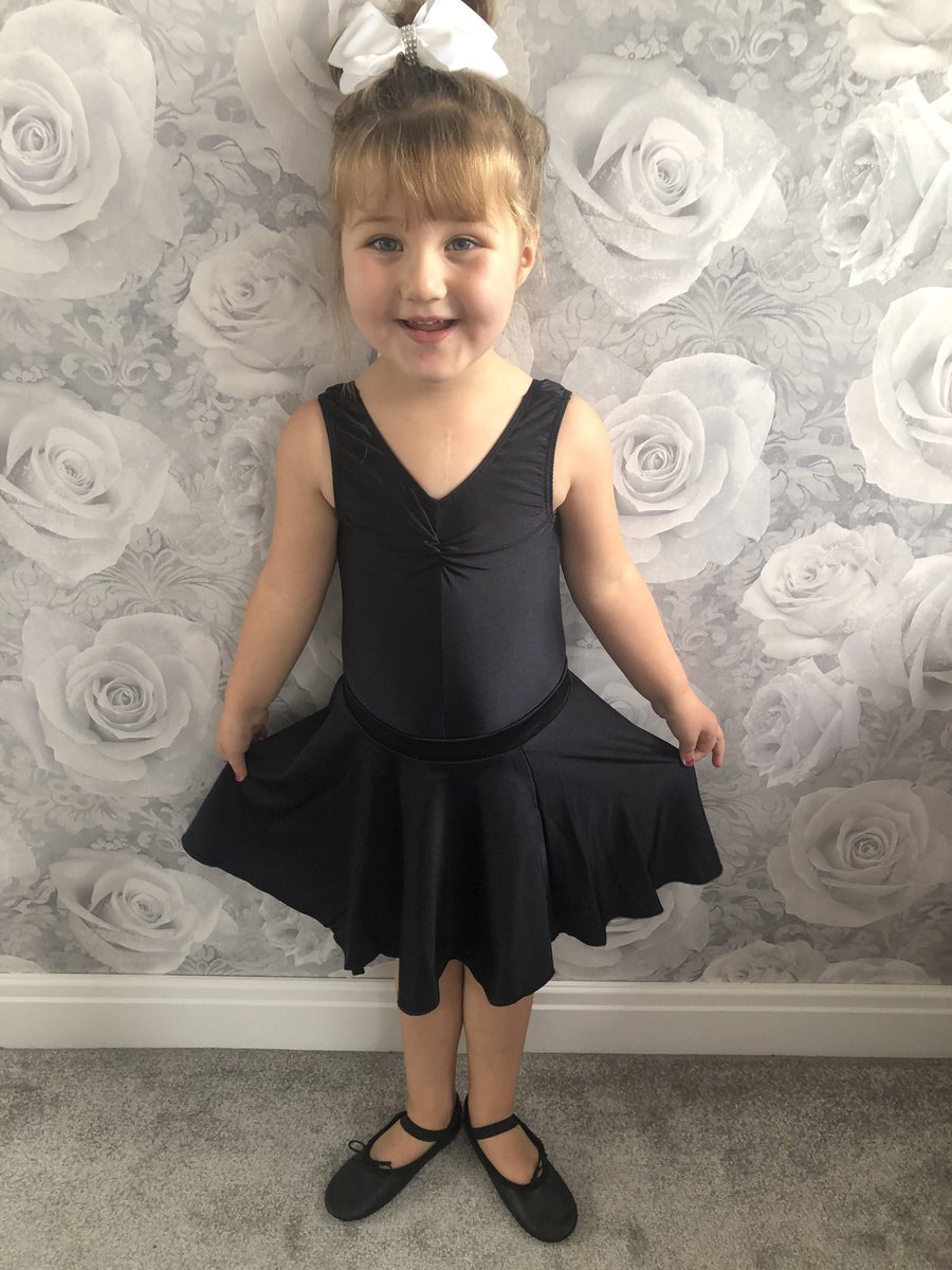 LauraWatling4's tweet photo. @TheBHF @HeartCentreAld1 @Emma_JMD thank you for letting this happen….Florence ready for ballet class &amp; wearing that scar with pride! ❤️#hearthero https://t.co/8w0VJO2Fwd