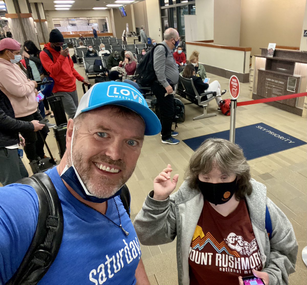 leftarmcomedy's tweet photo. After @Delta axed the #importantrug &amp; #pompouspole it’s been tougher to spot him but #delta #mefirstmefirstguy is BACK!  This one there when we arrived stood even when agent said ONLY #specialassistance &amp; looked right at him.  Ah to be close to someone so major-league. #14sleeves https://t.co/LugbNXJrsg
