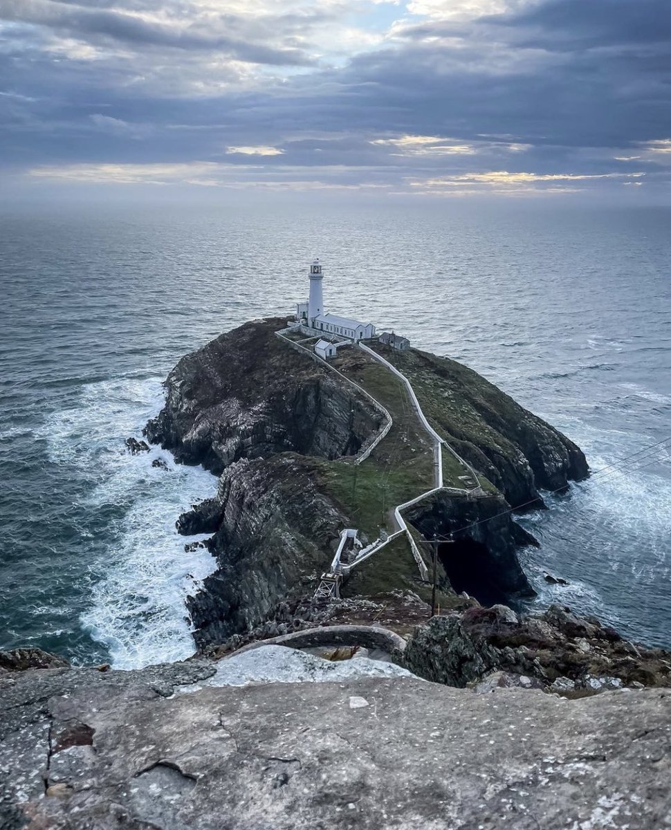 It’s been a few weeks since I’ve been to Anglesey! I miss it! #southstack #Lighthouse #wales #visitwales #cymru #Photography #iphonephotography #girlsthathike