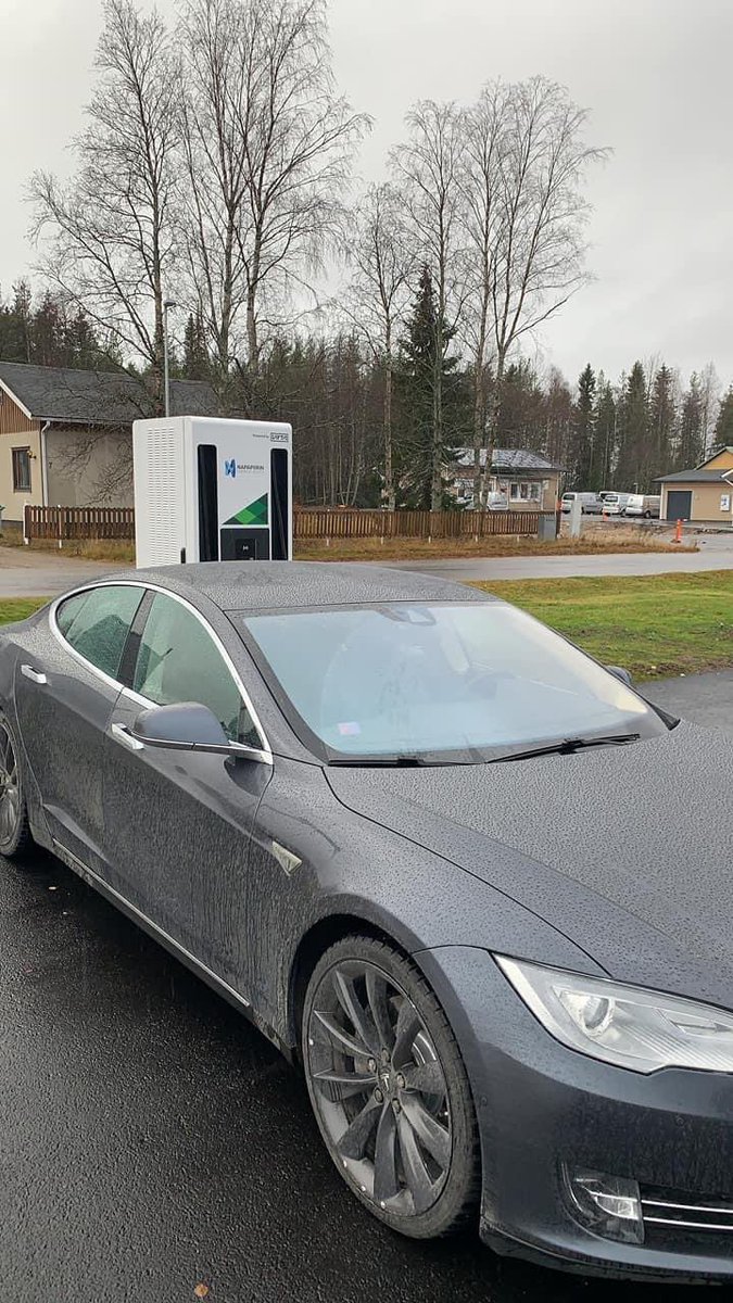 ToniKoutu's tweet image. Sähköllä lappiin. Nyt lataustauko ja käynti prismassa. Kohti Kittilään. #tesla #virta