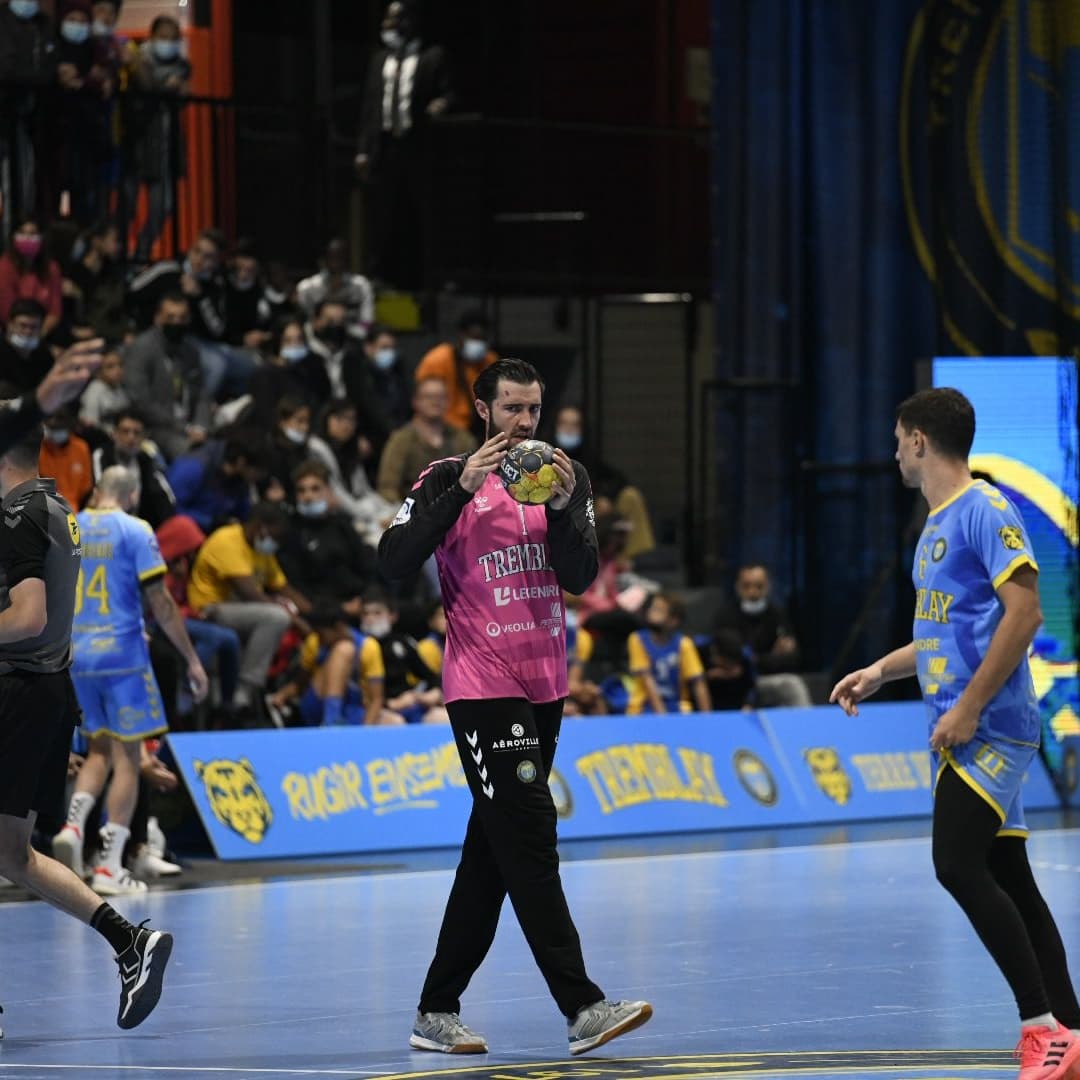On ne peut accepter la défaite, encore moins le contenu...
Se remettre en question tout en restant unis sera notre seule voie 🧘‍♂️
#defaite #proligue #Dijon #tremblayhandball #jauneetbleu #rugirensemble #terredehandball #work #handball #gardien #goalkeeper #tremblay