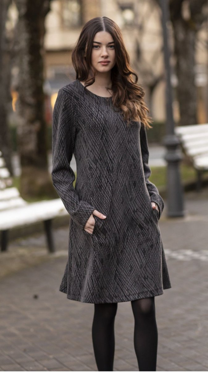 Por favor, gente que diseña ropa, hagan más diseños arreglados pero informales #conbolsillos , especialmente vestidos. Mucha gente lo agradecerá visto k estos diseños se agotan rápido.