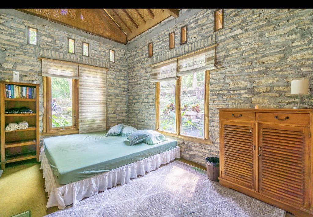 ellyaqul's tweet photo. Lucu bgt sih ini ada villa bentuknya kaya ginger house gini, mana dalemnya spacious lagi. Pas liat pertama kali langsung naksir sama nih tempat, dah gitu halamannya juga luas, seru bgt buat staycation sama kelauarga nih. Ini villanya di Bantul lokasinya 😍 https://t.co/vHFB8Sjc5e