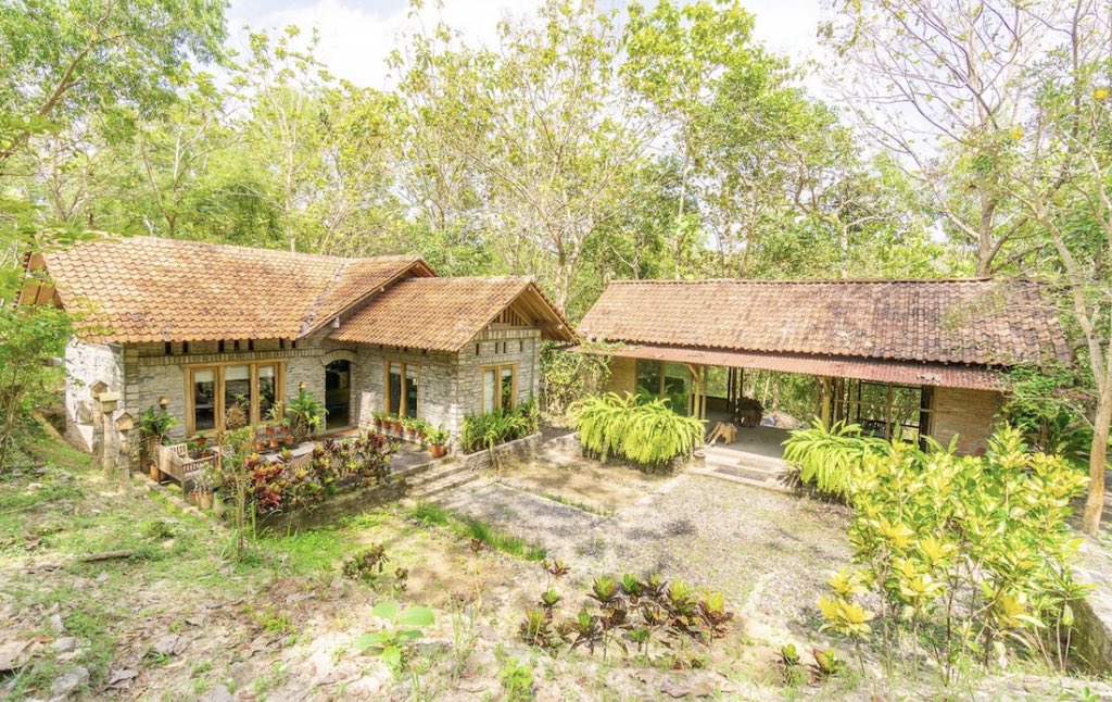 ellyaqul's tweet photo. Lucu bgt sih ini ada villa bentuknya kaya ginger house gini, mana dalemnya spacious lagi. Pas liat pertama kali langsung naksir sama nih tempat, dah gitu halamannya juga luas, seru bgt buat staycation sama kelauarga nih. Ini villanya di Bantul lokasinya 😍 https://t.co/vHFB8Sjc5e