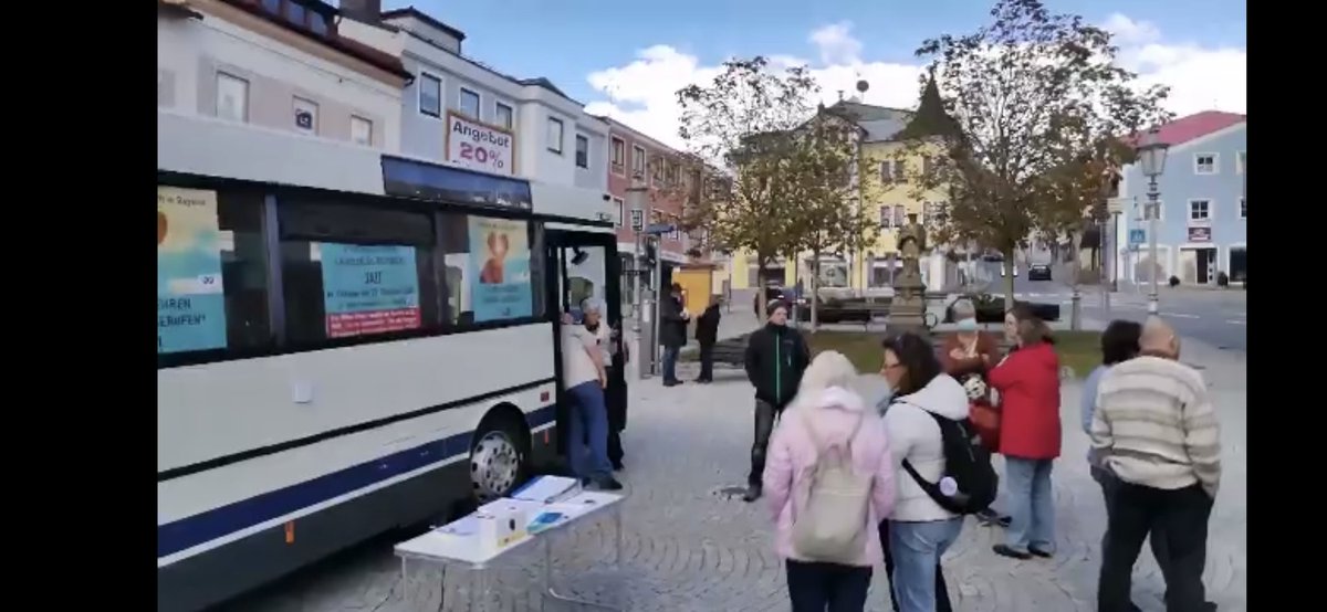 querdenkenwatch's tweet photo. Eieiei... Beim nächsten Stopp ist man mitten in Downtown woauchimmer.
Trotzdem kaum jemand da. Wie bei bisherigen #coronalovebussen fahren manche Menschen dem #putschpanzer tatsächlich hinterher und hören sich den Schrott mehrfach an. 🤦♂️🤦♂️🤦♂️ https://t.co/rrReRom6vy