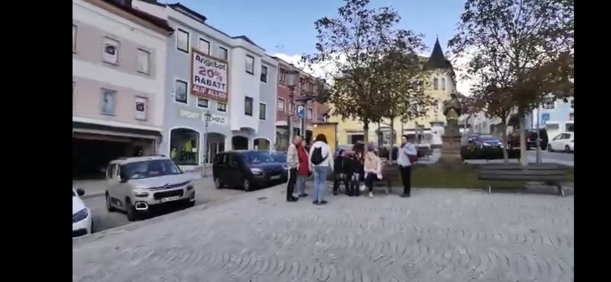 querdenkenwatch's tweet photo. Eieiei... Beim nächsten Stopp ist man mitten in Downtown woauchimmer.
Trotzdem kaum jemand da. Wie bei bisherigen #coronalovebussen fahren manche Menschen dem #putschpanzer tatsächlich hinterher und hören sich den Schrott mehrfach an. 🤦♂️🤦♂️🤦♂️ https://t.co/rrReRom6vy