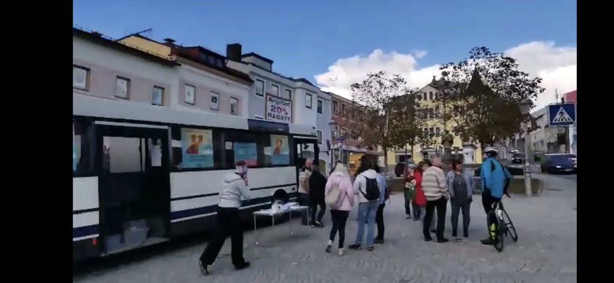 querdenkenwatch's tweet photo. Eieiei... Beim nächsten Stopp ist man mitten in Downtown woauchimmer.
Trotzdem kaum jemand da. Wie bei bisherigen #coronalovebussen fahren manche Menschen dem #putschpanzer tatsächlich hinterher und hören sich den Schrott mehrfach an. 🤦♂️🤦♂️🤦♂️ https://t.co/rrReRom6vy