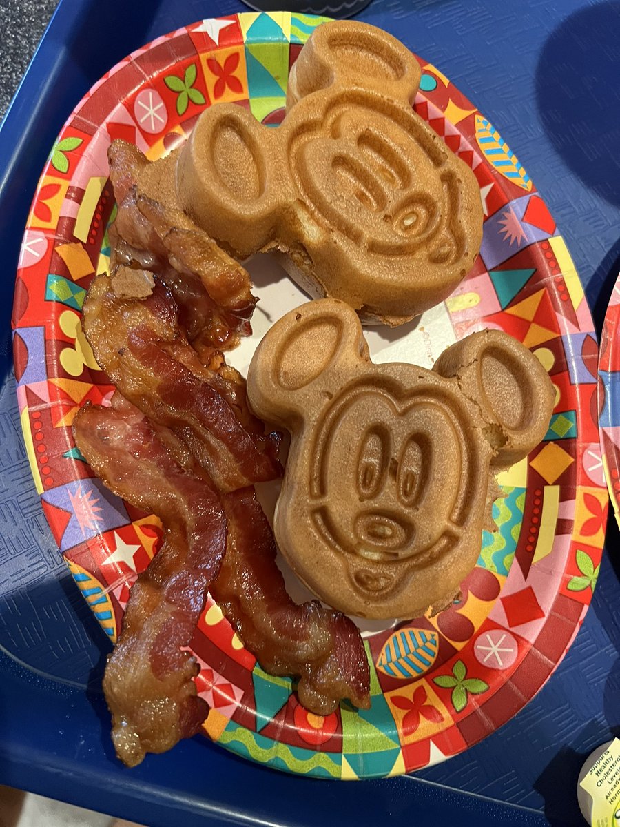 KKira312's tweet photo. While this hasnโt been something I would eat for breakfast for quite sometime, I had to make an exception one day for some Mickey Mouse waffles ๐ง. #mickeymousewaffles #waltdisneyworld #breakfast #waffles #food #treatyourself #bacon #delish https://t.co/c0QcGhPmBl