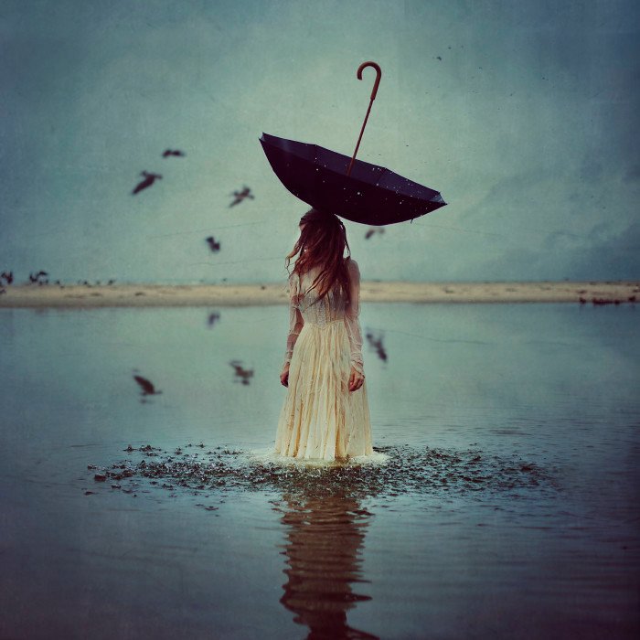 -"Oye, pequeño, ¿la lluvia está hecha de gotas que van cayendo una tras otra, o llueve formando una especie de hilos largos?-
Es que, como era ciego de nacimiento no lo sabía."
(Kyoichi Katayama)

© Brooke Shaden