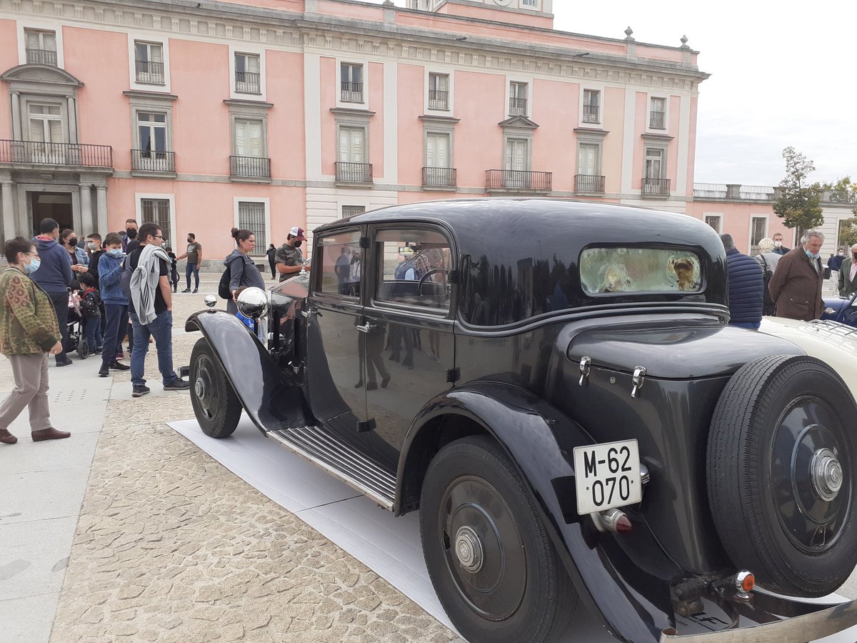 Gregori37712272's tweet image. 📸 Esta mañana hemos asistido a la exhibición de coches históricos de los participantes de la I Ed. del Rally de la #FundaciónHispanoBritánica en la fachada principal del #PalacioDeBoadilla.
20 automóviles de fabricantes: Bentley, Rolls Royce, Jaguar, Triumph e Hispano Suiza.