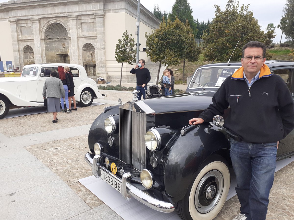 Gregori37712272's tweet image. 📸 Esta mañana hemos asistido a la exhibición de coches históricos de los participantes de la I Ed. del Rally de la #FundaciónHispanoBritánica en la fachada principal del #PalacioDeBoadilla.
20 automóviles de fabricantes: Bentley, Rolls Royce, Jaguar, Triumph e Hispano Suiza.