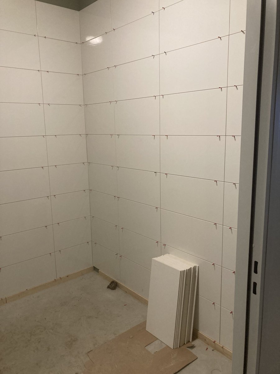 <a href="/WanplaKampen/">Wanpla</a> heeft er weer een mooi stukje werk van gemaakt bij <a href="/KramersSeafood/">KRAMERS' Seafood</a> en nu kan de tegelzetter van <a href="/UltrabathNL/">Ultrabath</a> lekker bezig. Zodat alles mooi klaar is volgende week voor de giet vloeren in de chauffeurs ruimte.