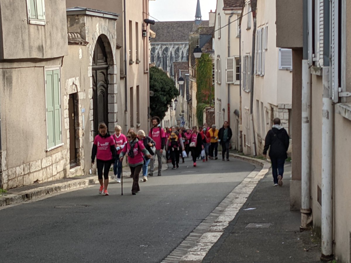 Foulées roses de Chartres : en remontant la rue Saint Pierre