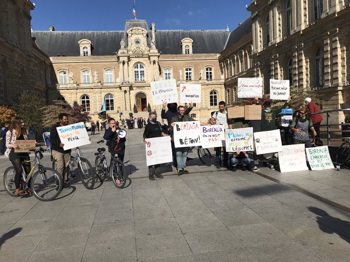 eluEs_ACLT's tweet image. Rassemblement contre le projet Boréalia 2 à #Amiens ! Première étape devant la mairie avant départ sur le site. ✊
