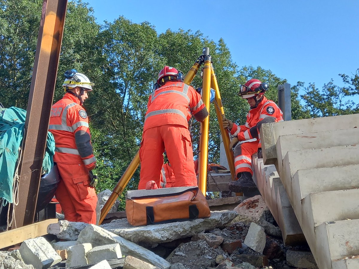 UKHeavyRescue's tweet photo. Enjoyable and informative day assisting @USAR_Capability and @DSFireUpdates with the NRAT UCC course.@AFRSHicksGate part of the ucc/ group exercise. #technicalsearch #usar #liftingandmoving #SWAH https://t.co/fSwFfnDrwk