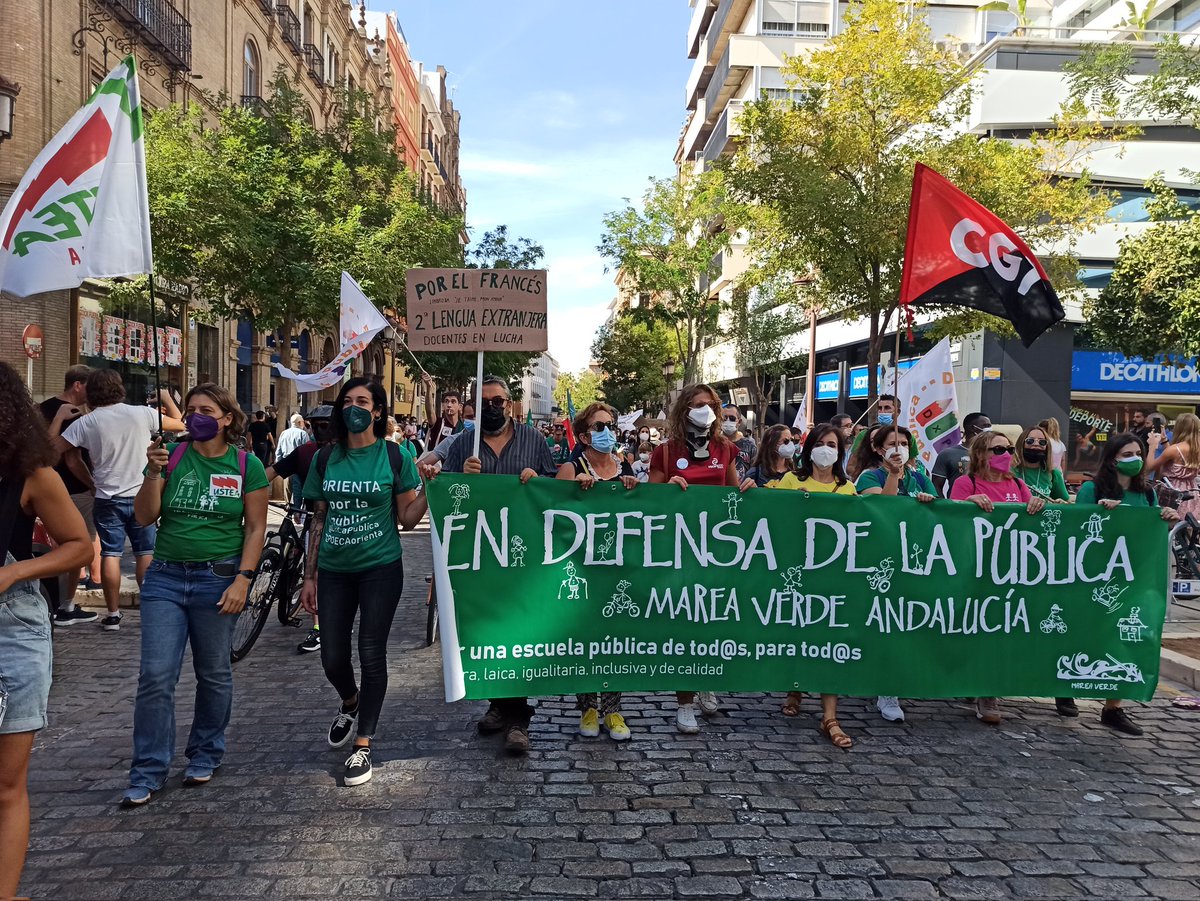 OxLaPublica's tweet photo. Y subió la @MVerdeAndaluza

Salimos de nuevo por la educación pública y de calidad. 

Aquí estamos, @javierimbroda la comunidad educativa que no quiere ver. 🙉🙊🐵 https://t.co/A9aqhMNDMf