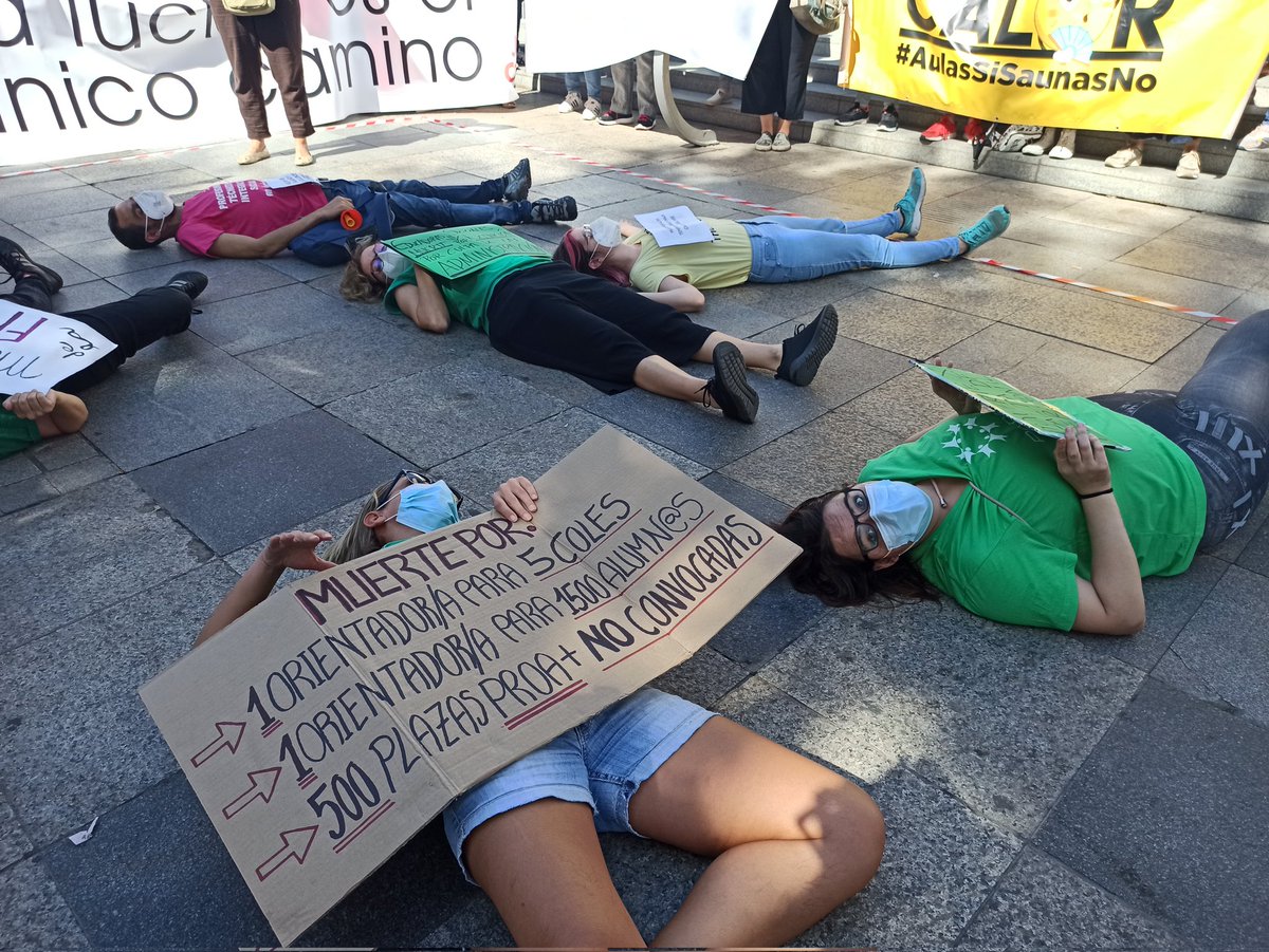 OxLaPublica's tweet photo. Y subió la @MVerdeAndaluza

Salimos de nuevo por la educación pública y de calidad. 

Aquí estamos, @javierimbroda la comunidad educativa que no quiere ver. 🙉🙊🐵 https://t.co/A9aqhMNDMf