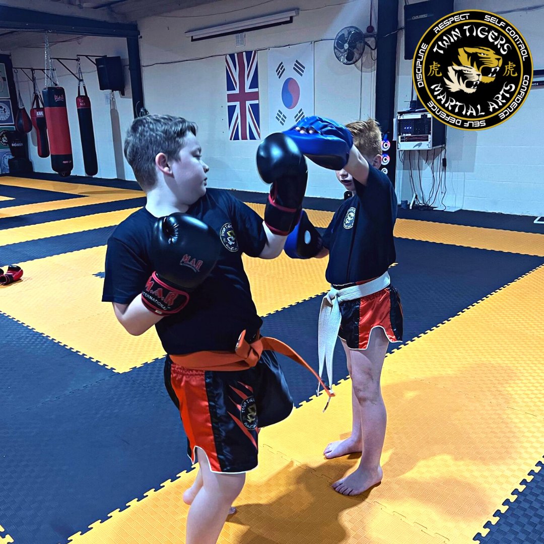 TTMartialArts's tweet photo. Here's some of our super Junior Kickboxers practicing their punches and guards.
#martialarts #kungfu #mma #taekwondo #karate #selfdefense #wingchun #martialartist #training #martialartslife #boxing #fitness #muaythai #sport #selfdefence #martialartstraining #kickboxin https://t.co/7VAfuJbsNv