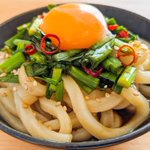 特製ニラだれがうどんとよく合いそう!とっても美味しそうな「釜玉うどん」レシピ!