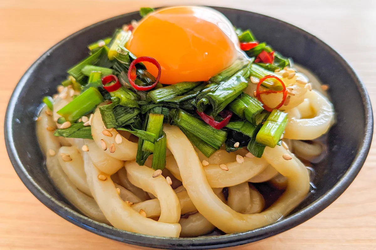 特製ニラだれがうどんとよく合いそう！とっても美味しそうな「釜玉うどん」レシピ！