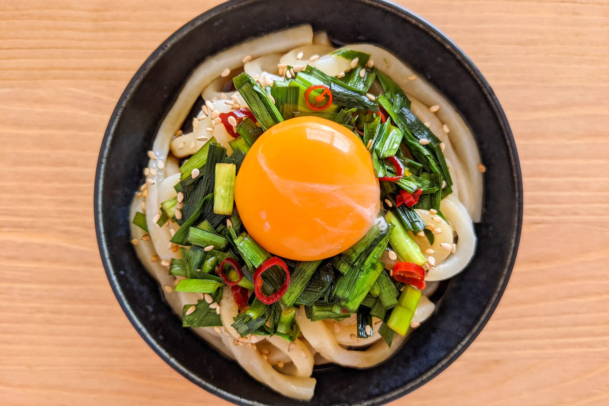 特製ニラだれがうどんとよく合いそう！とっても美味しそうな「釜玉うどん」レシピ！