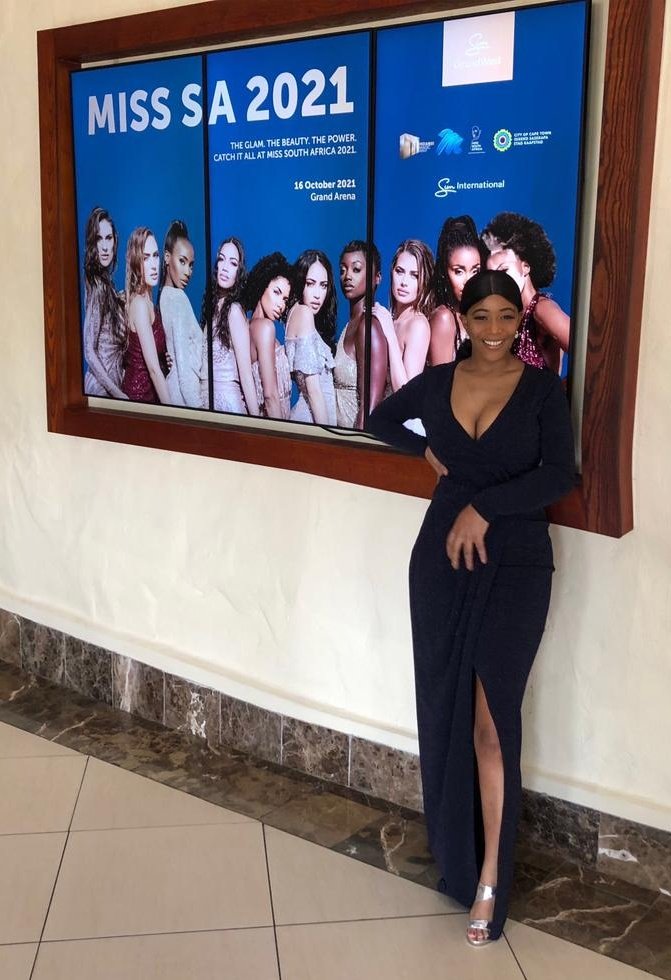 Sonkoerant's tweet photo. Son se @kellzzzohlson buite die Grand Arena waar die volgende @Official_MissSA #MissSA2021 later vanaand gekroon word. https://t.co/msPlwk7AGl