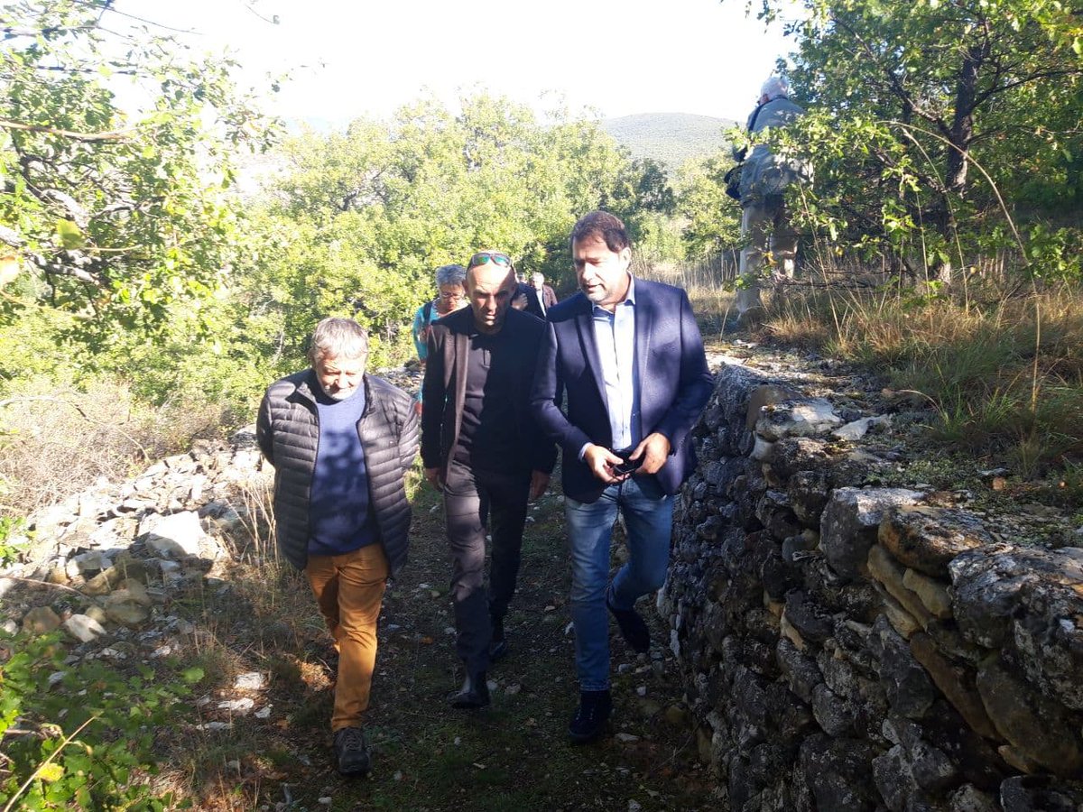 CCastaner's tweet photo. Inauguration de la restauration du village abandonné de Vière, à Ongles. 
Avec l'aide de l'Etat, la mairie a redonné vie à ce site exceptionnel, témoin de tout un pan de l'histoire provençale. 
La sauvegarde de notre patrimoine est porteuse de dynamisme, de cohésion et d'espoir. https://t.co/RVSgTz6OYb
