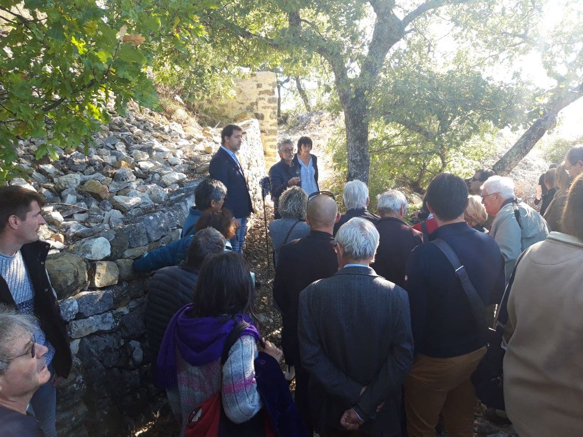 CCastaner's tweet photo. Inauguration de la restauration du village abandonné de Vière, à Ongles. 
Avec l'aide de l'Etat, la mairie a redonné vie à ce site exceptionnel, témoin de tout un pan de l'histoire provençale. 
La sauvegarde de notre patrimoine est porteuse de dynamisme, de cohésion et d'espoir. https://t.co/RVSgTz6OYb