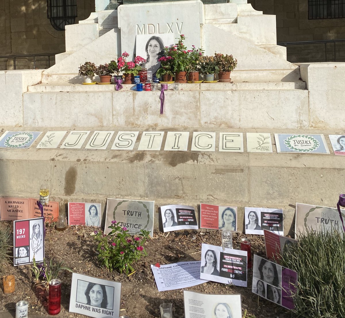 Heute vor 4 Jahren stieg die maltesische Investigativjournalistin #DaphneCaruanaGalizia vor ihrem Haus in ihren Wagen - kurz darauf war sie tot; ermordet durch eine ferngezündete Autobombe. Vorausgegangen war der Tat eine jahrelange Dämonisierungskampagne gegen sie &amp; ihre Familie