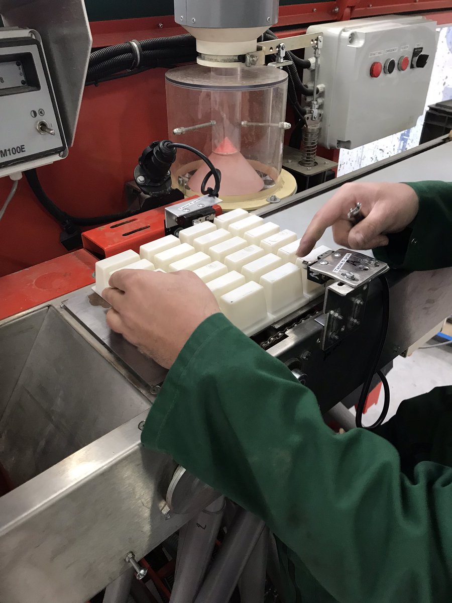 VictoireDupont6's tweet photo. Avant toute chose, le bon semoir pour le bon semis 🥸
Changement de la table à godets pour passer de petites lignes à grandes lignes semées.
Toute une logistique avant de partir au champ semer nos #triticales de @jedi_59 pour une possible inscription 2024. https://t.co/67c96Bus5j