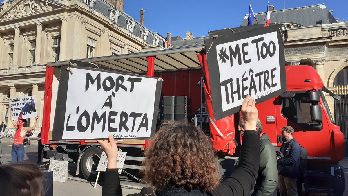 Au rassemblement devant le <a href="/MinistereCC/">Ministère de la Culture 🇫🇷</a> de la culture en soutien au mouvement #MeTooThéâtre et  aux victimes de violences sexuelles et sexistes dans le théâtre et le secteur du spectacle vivant. #MeToo