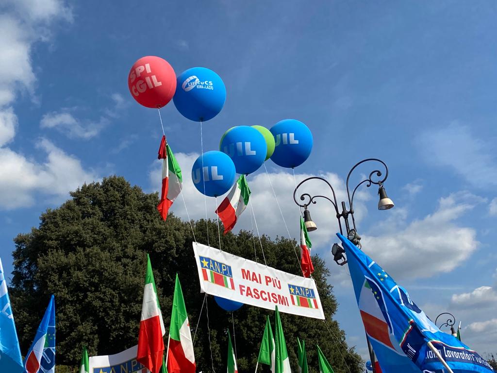 Uil_Liguria's tweet photo. #Roma manifestazione unitaria #CgilCislUil  #Maipiufascismi per la #democrazia e il #lavoro. Sul palco  @PpBombardieri @UILofficial.
 Con @marioghini #uilliguria https://t.co/ABhI1tF946