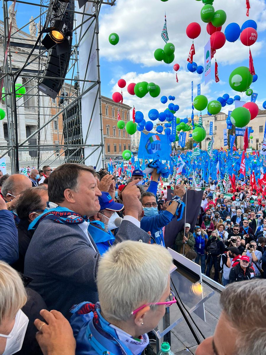 Uil_Liguria's tweet photo. #Roma manifestazione unitaria #CgilCislUil  #Maipiufascismi per la #democrazia e il #lavoro. Sul palco  @PpBombardieri @UILofficial.
 Con @marioghini #uilliguria https://t.co/ABhI1tF946