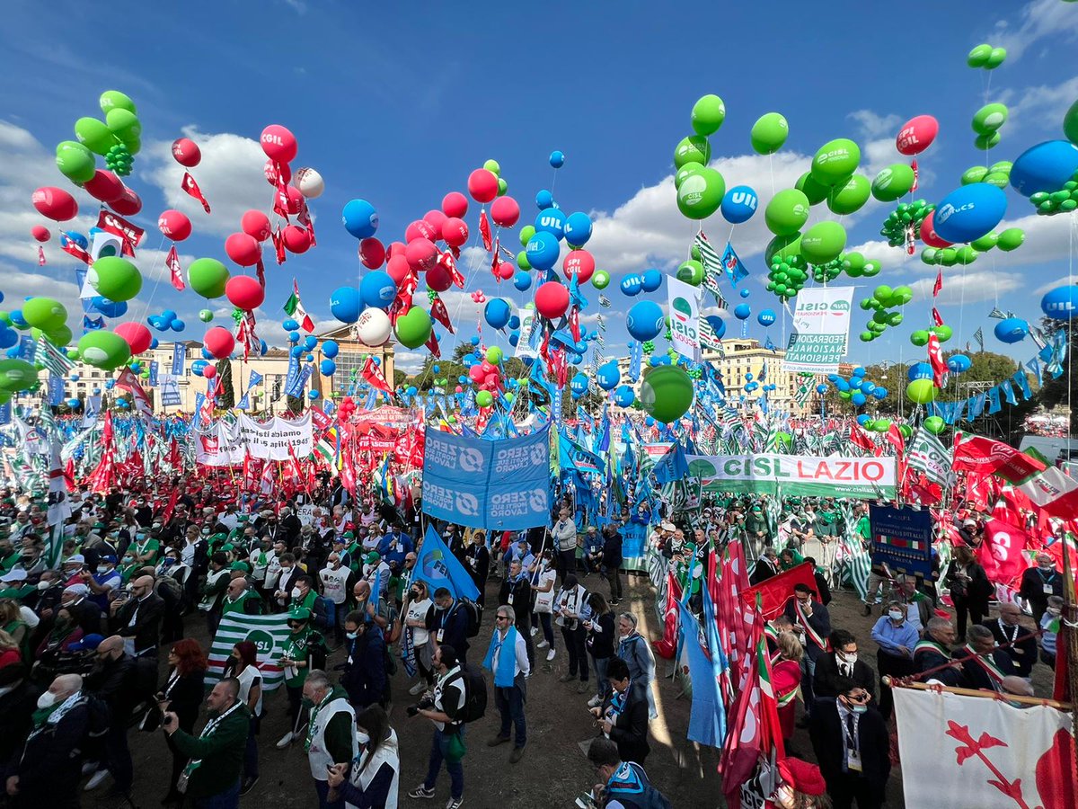 Uil_Liguria's tweet photo. #Roma manifestazione unitaria #CgilCislUil  #Maipiufascismi per la #democrazia e il #lavoro. Sul palco  @PpBombardieri @UILofficial.
 Con @marioghini #uilliguria https://t.co/ABhI1tF946